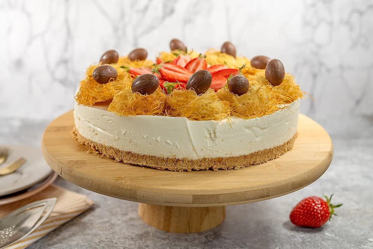 Cheesecake met aardbeien voor pasen