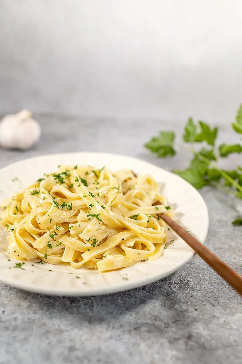 Pasta met knoflookroomsaus