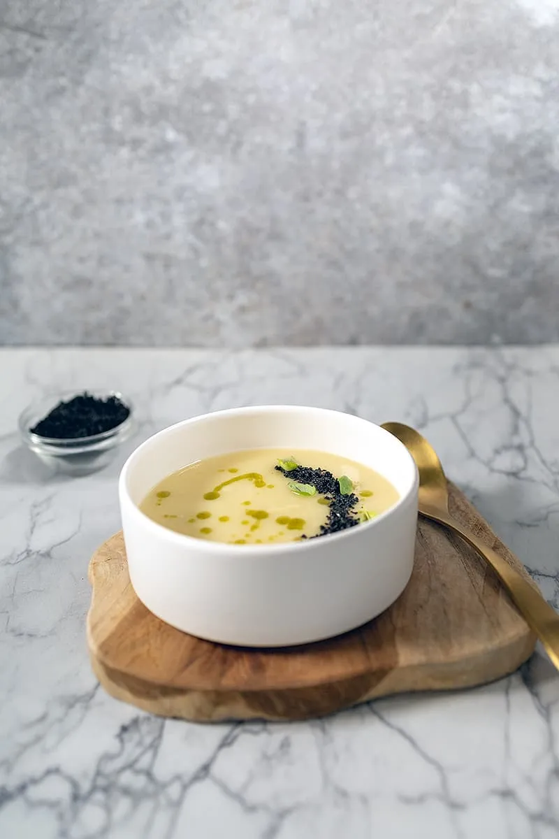 Pastinaaksoep met basilicum en olijven crumble