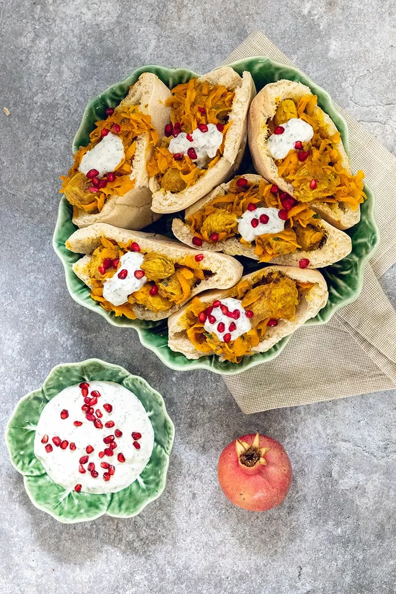 Pitabroodjes met Marokkaanse kip en yoghurtsaus