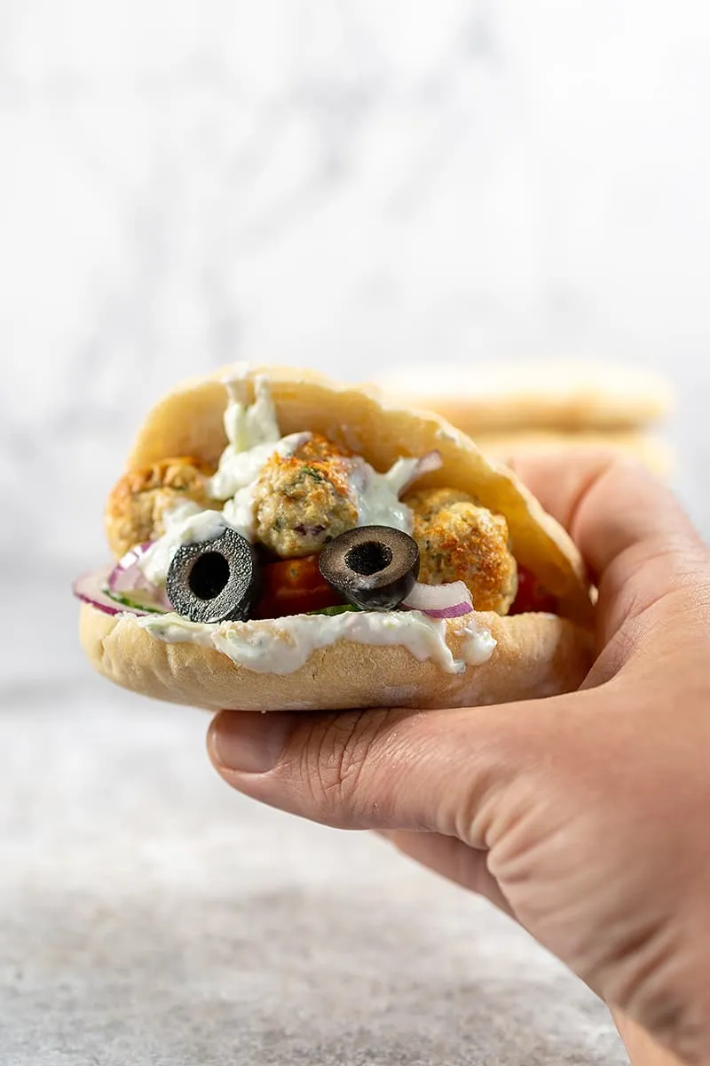 Pitabroodjes met kalkoenballetjes - heerlijk met tzatziki
