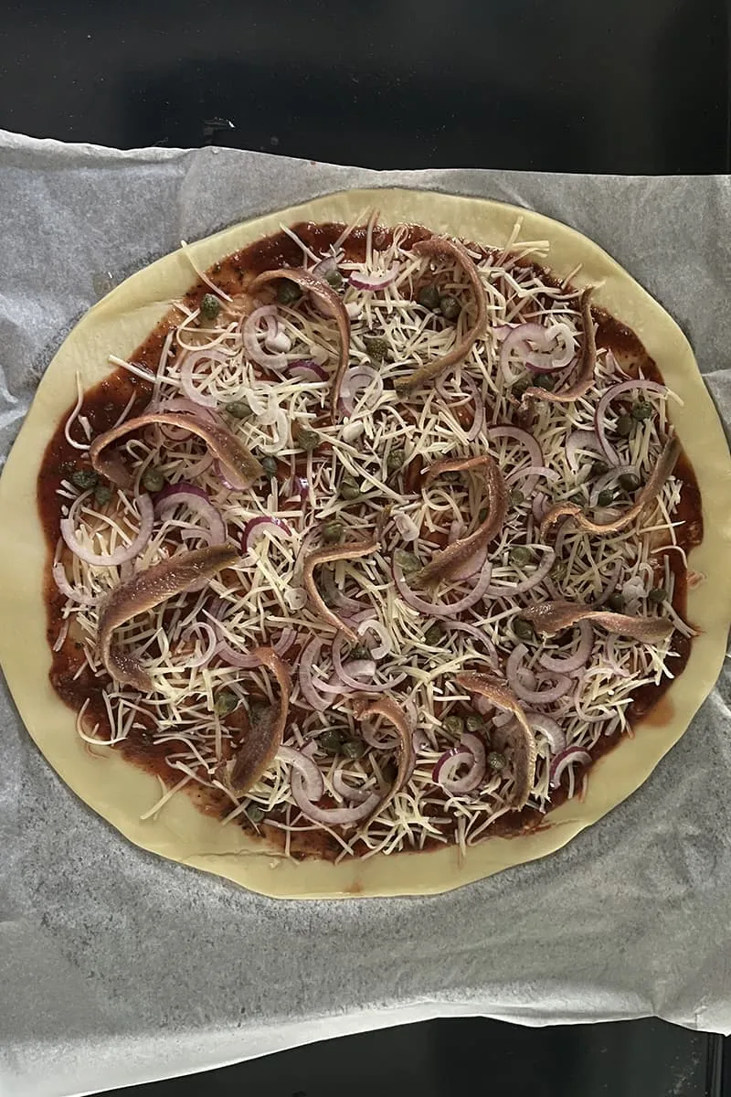Pizza met ansjovis en kappertjes voorbereiding