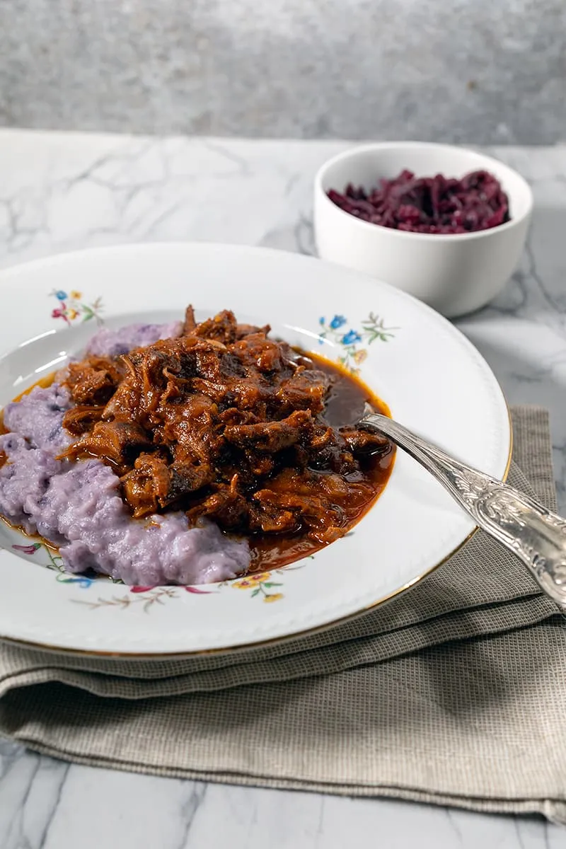 Stoofvlees met sinaasappel en kardemom - een feestelijk stoofpotje