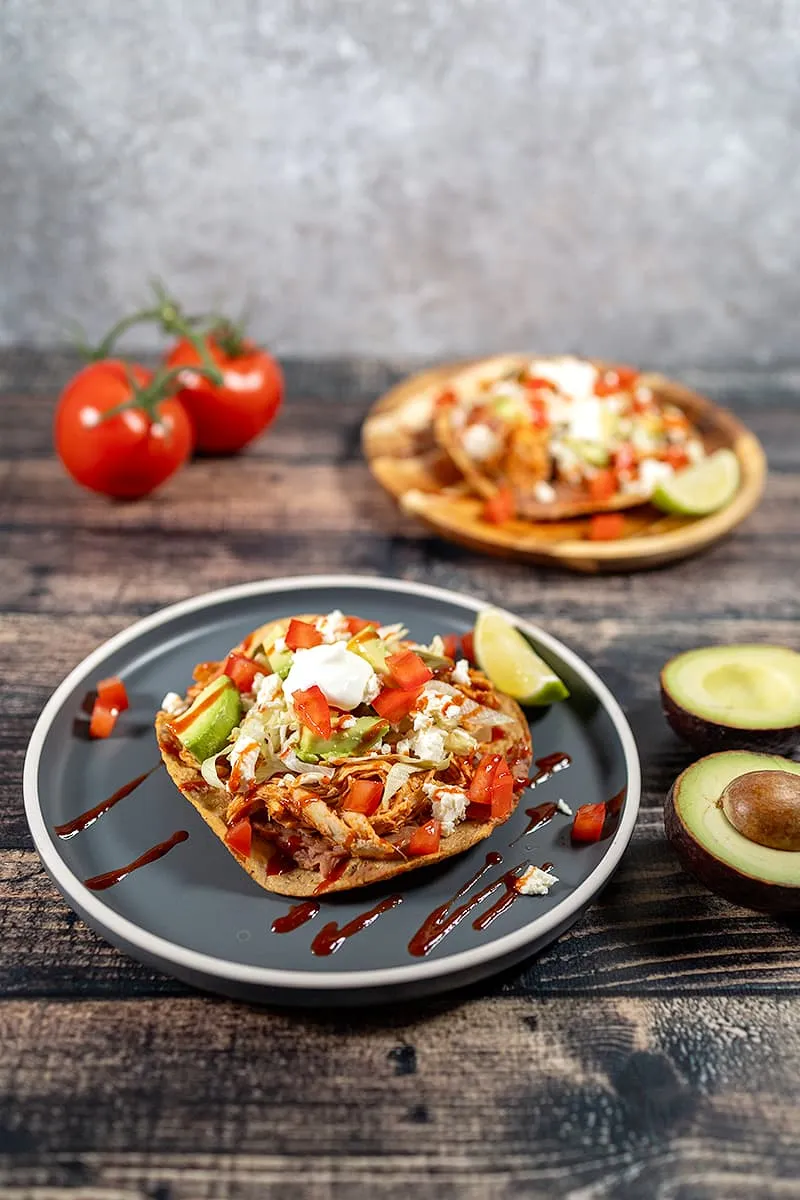 Tostada met kip en bonen - gefrituurde Mexicaanse tortilla's