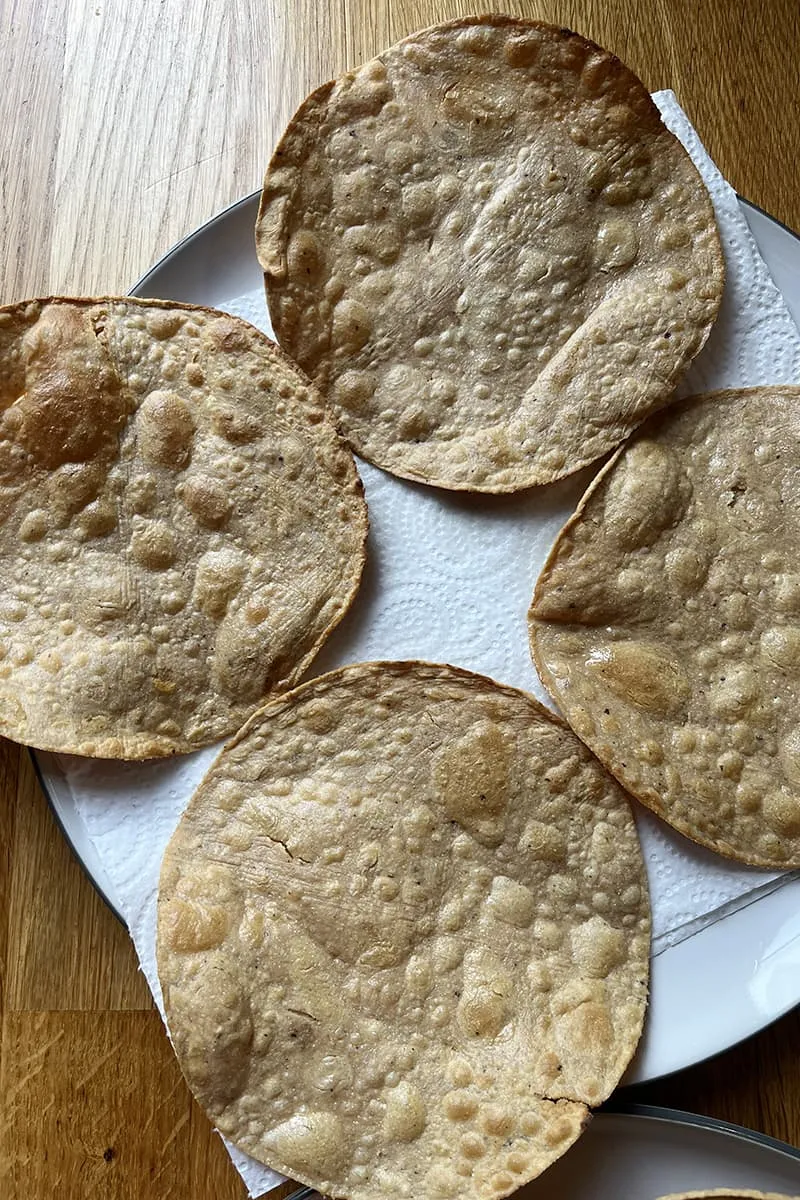 Tostada met kip en bonen voorbereiding