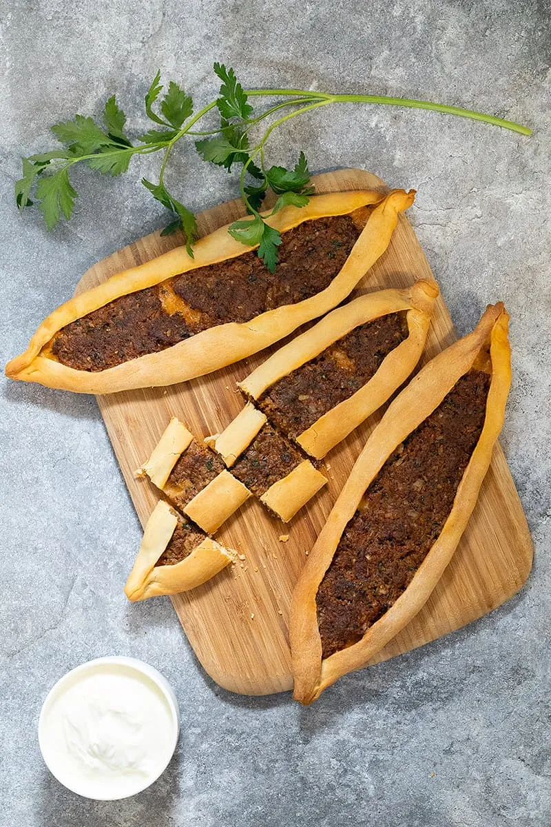 Turkse pide met lamsgehakt