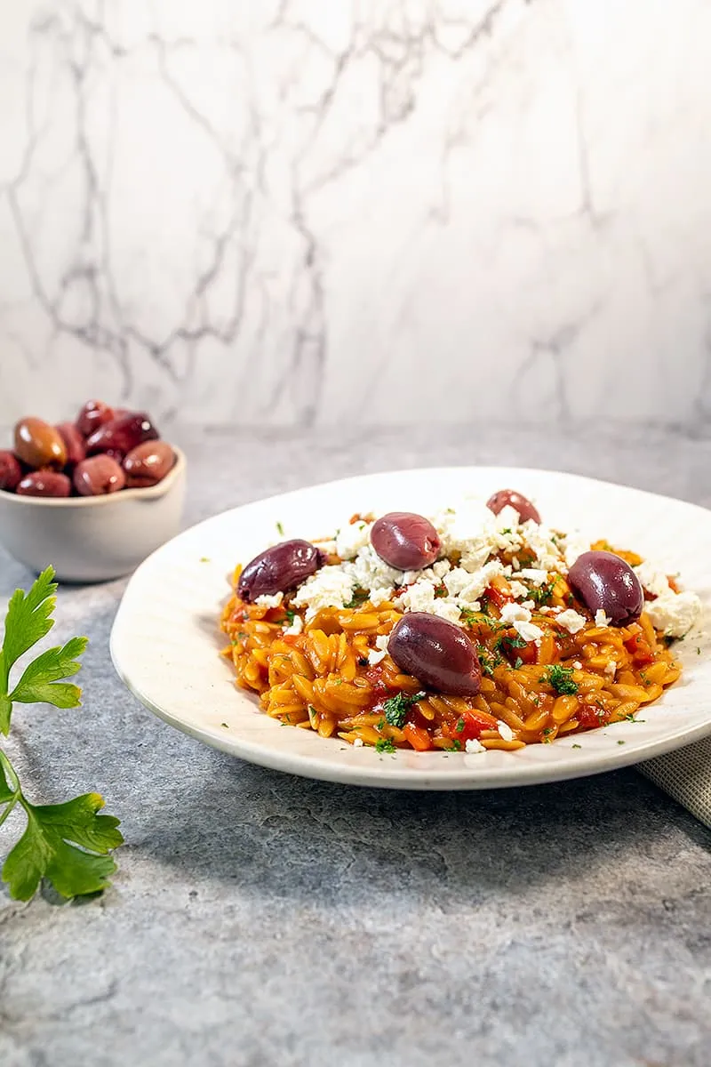 Volkoren orzo met tomaat - lekker met feta en olijven