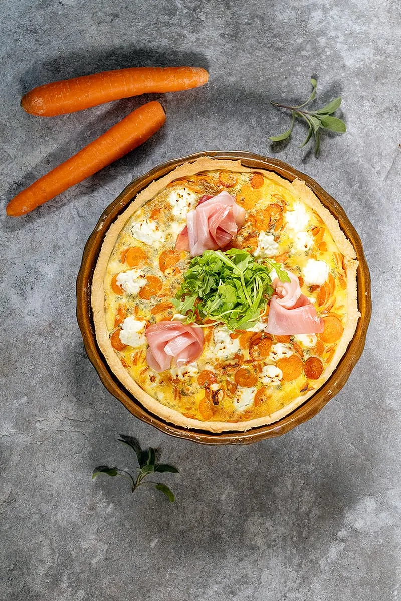 Wortel en geitenkaas quiche met ham en rucola