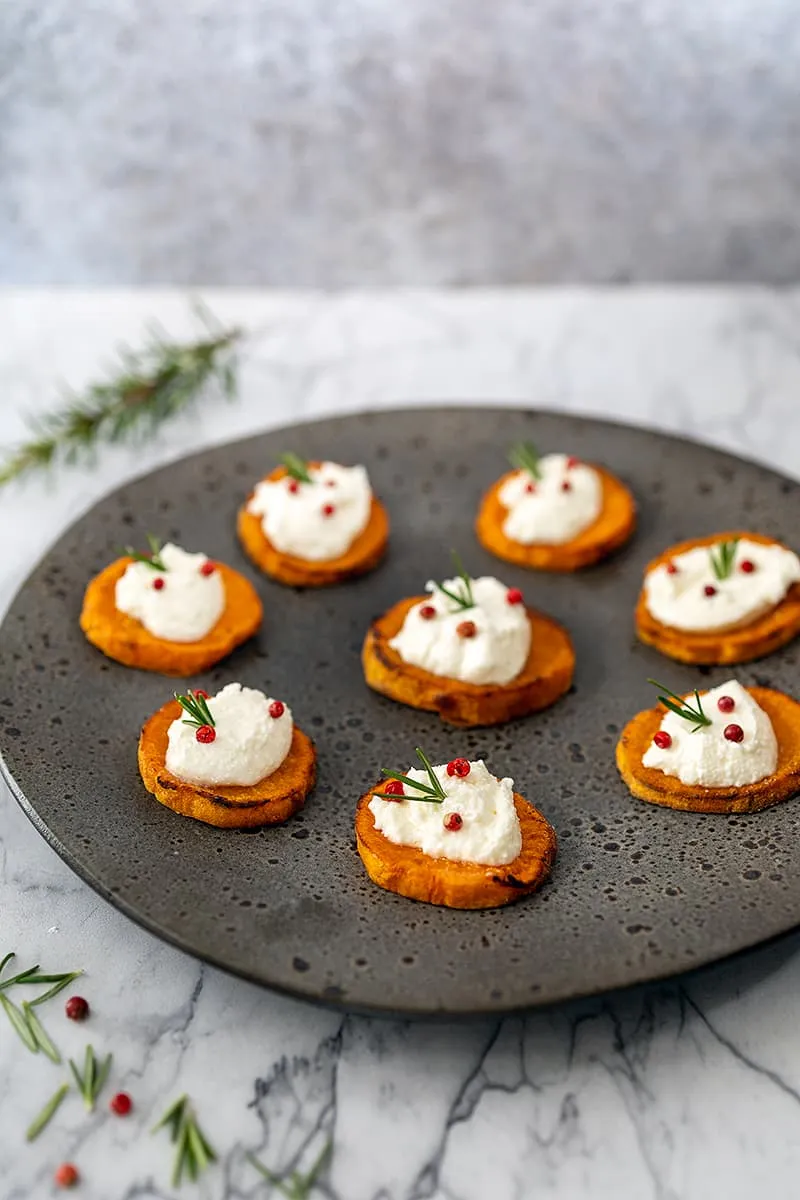 Zoete aardappel en feta hapjes - lekker met rozemarijn