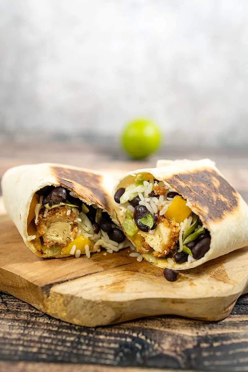 Burrito met krokante kip en mango