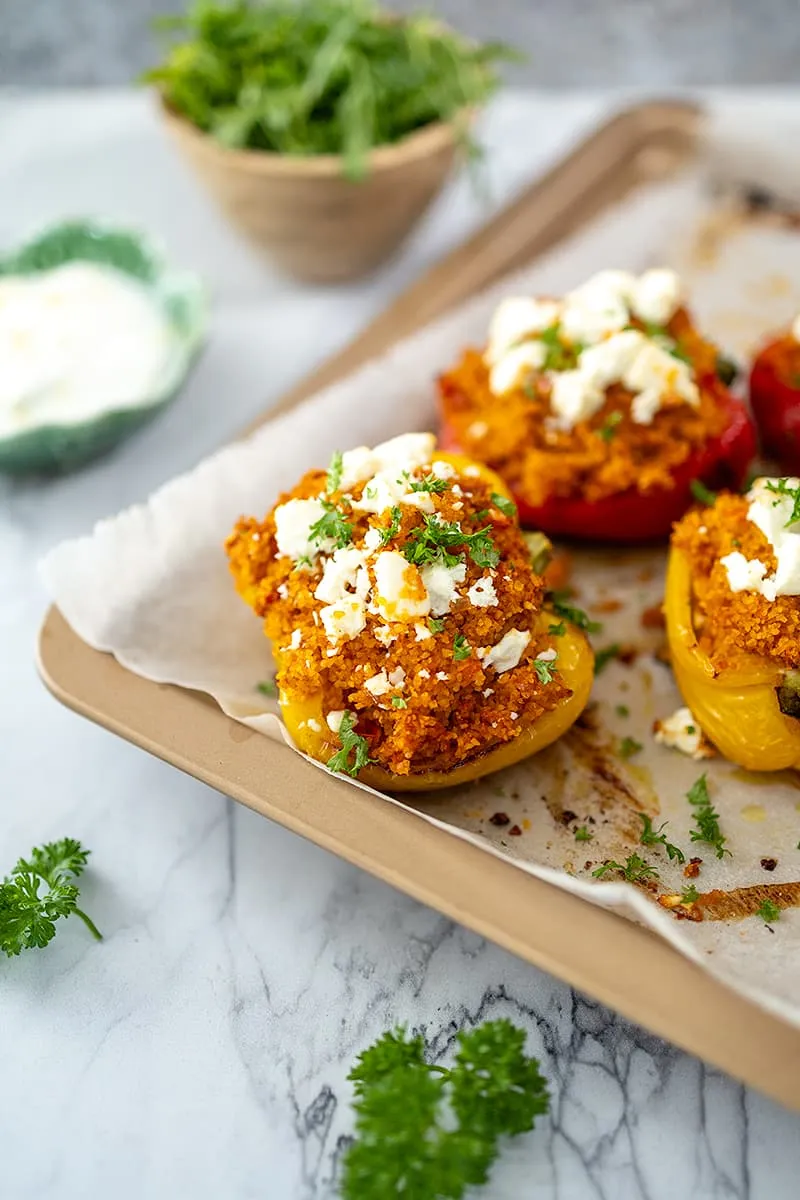 Gevulde paprika met bulgur en feta - vegetarische maaltijd