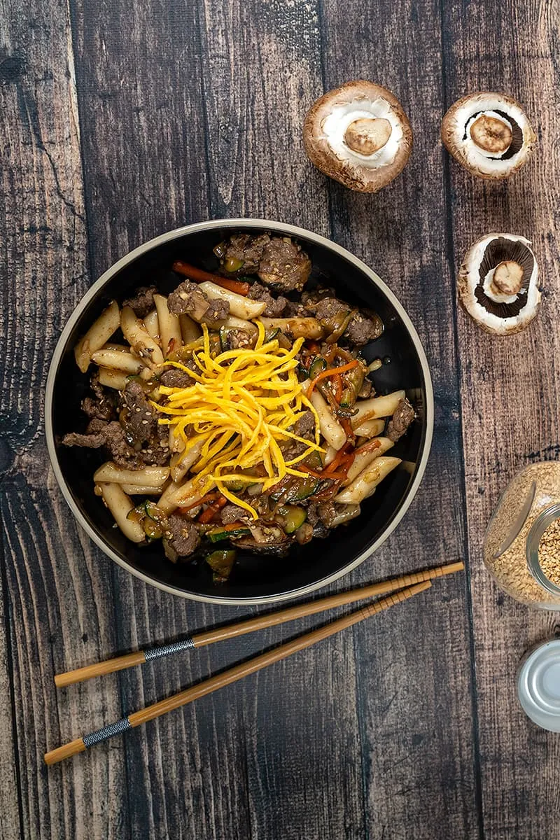 Gungjung tteokbokki - rijstcakes met groenten en rundvlees