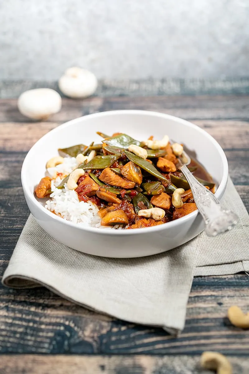 Kip met snijbonen en rijst in een smaakvolle saus