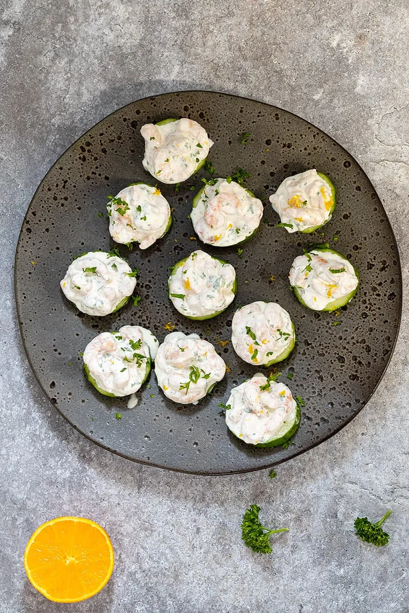 Komkommerhapjes met garnalen en sinaasappel
