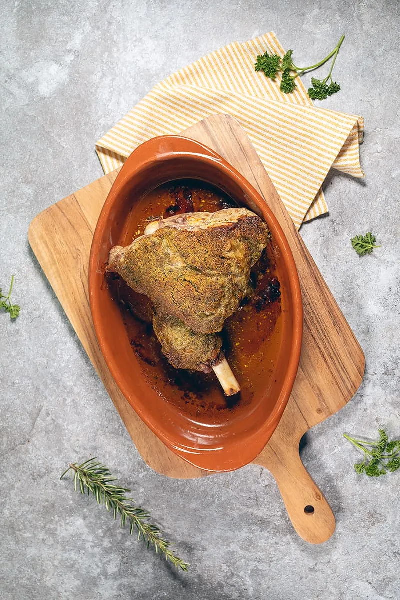 Lamsbout met kruidenkorst is een lekker paasrecept