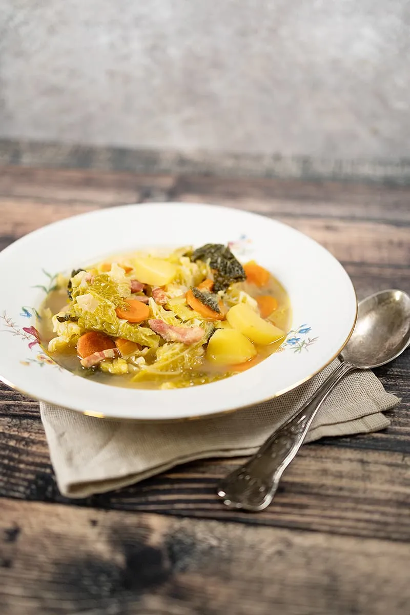 Maaltijdsoep met aardappel, savooiekool en wortel: een goed gevulde groentesoep