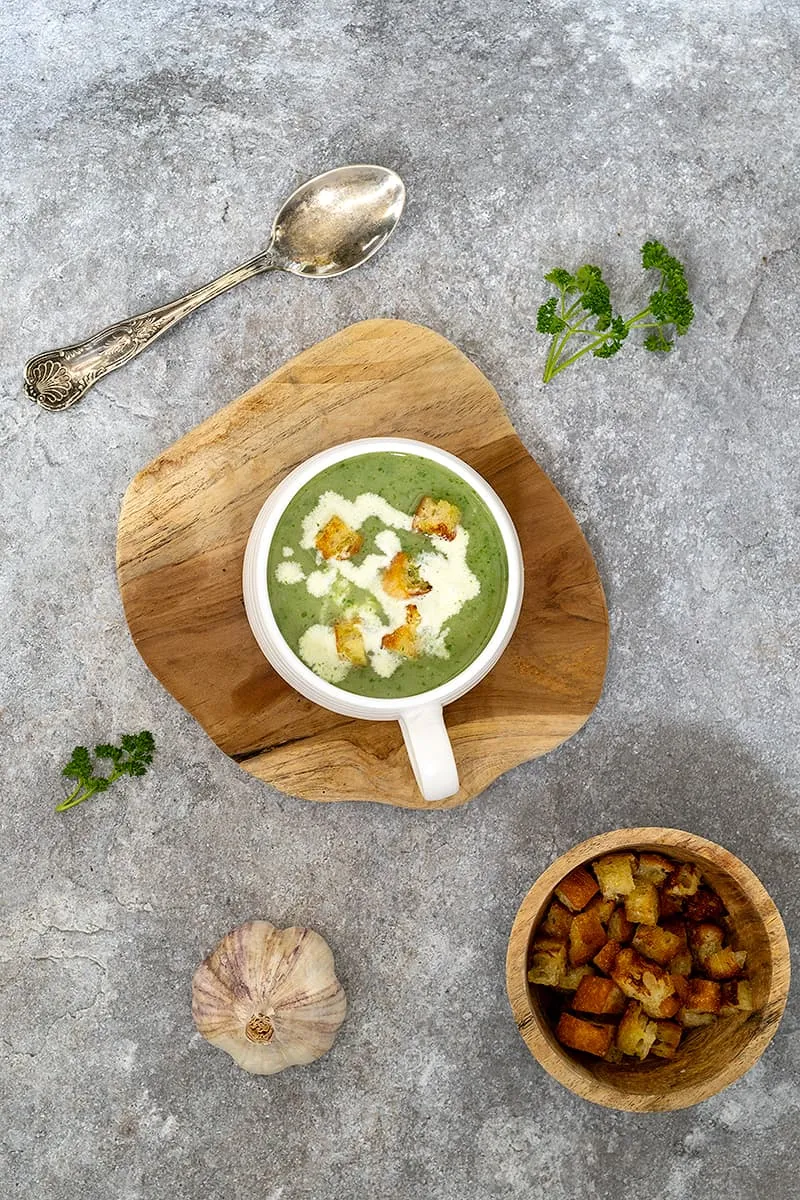 Peterseliesoep met croutons en knoflook
