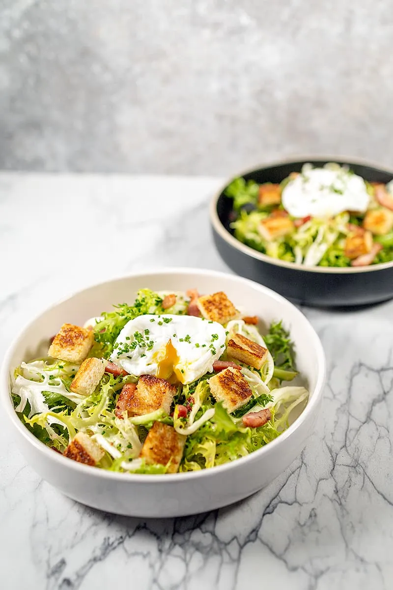 Salade Lyonnaise - klassieke salade met spekjes en ei