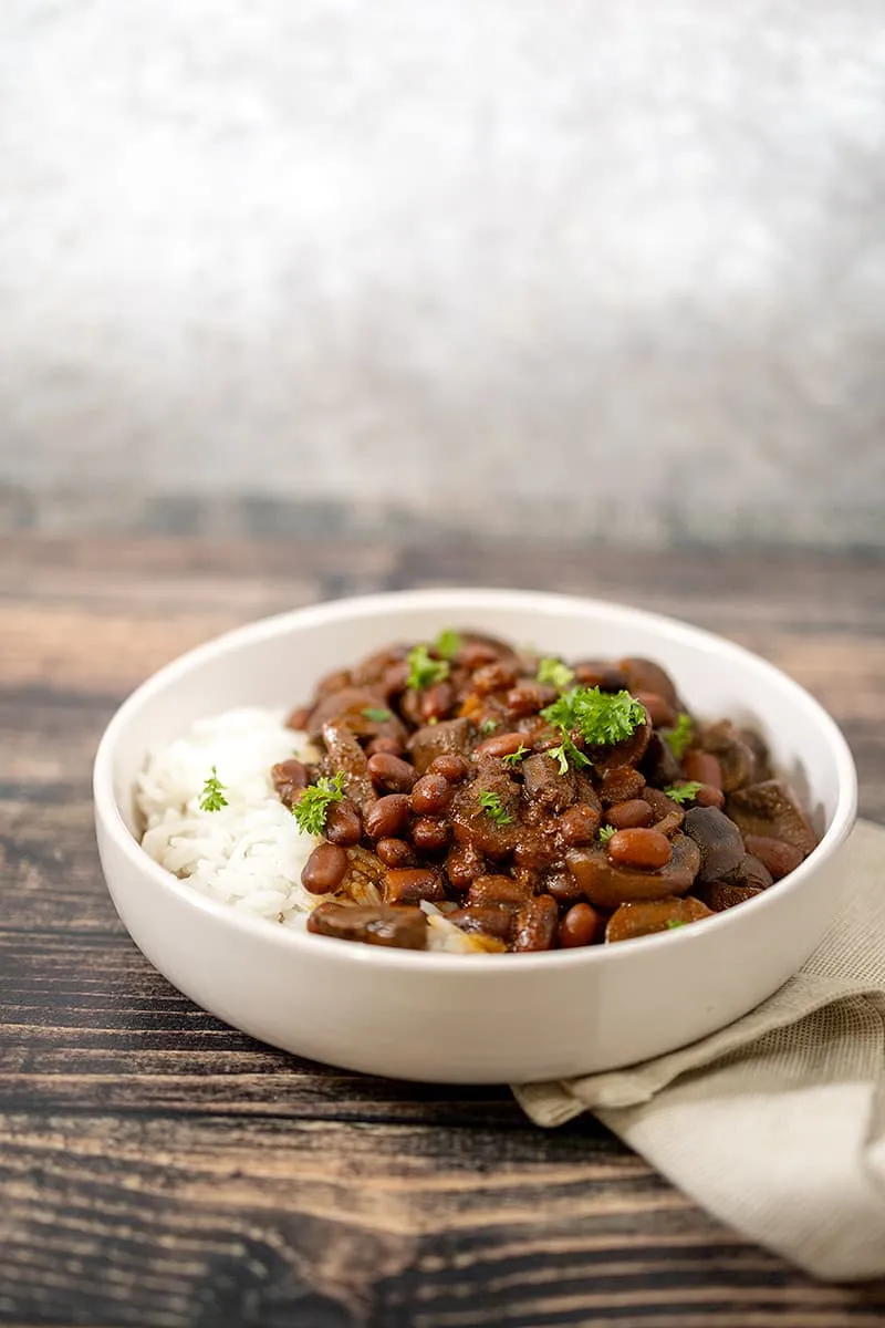 Vegetarische bruine bonenstoof met champignons en tijm