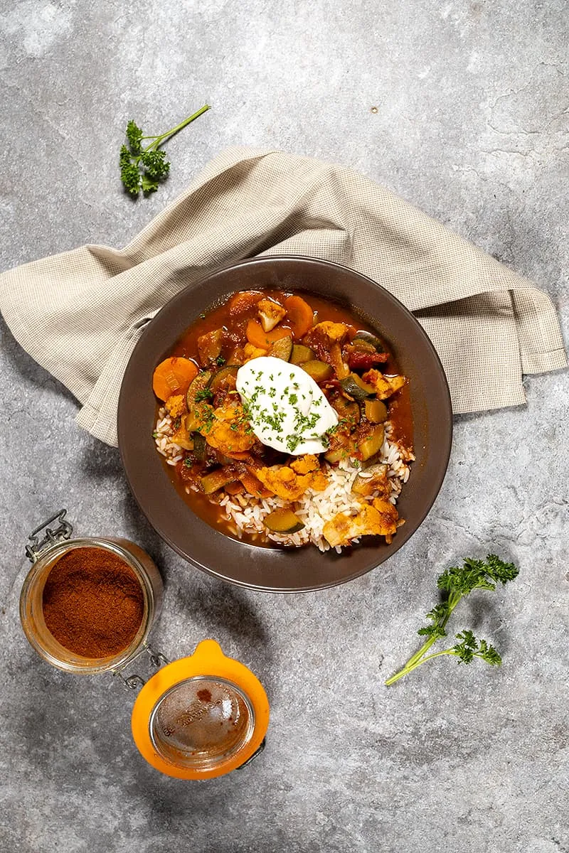 Deze vegetarische goulash zit bomvol lekkere groenten