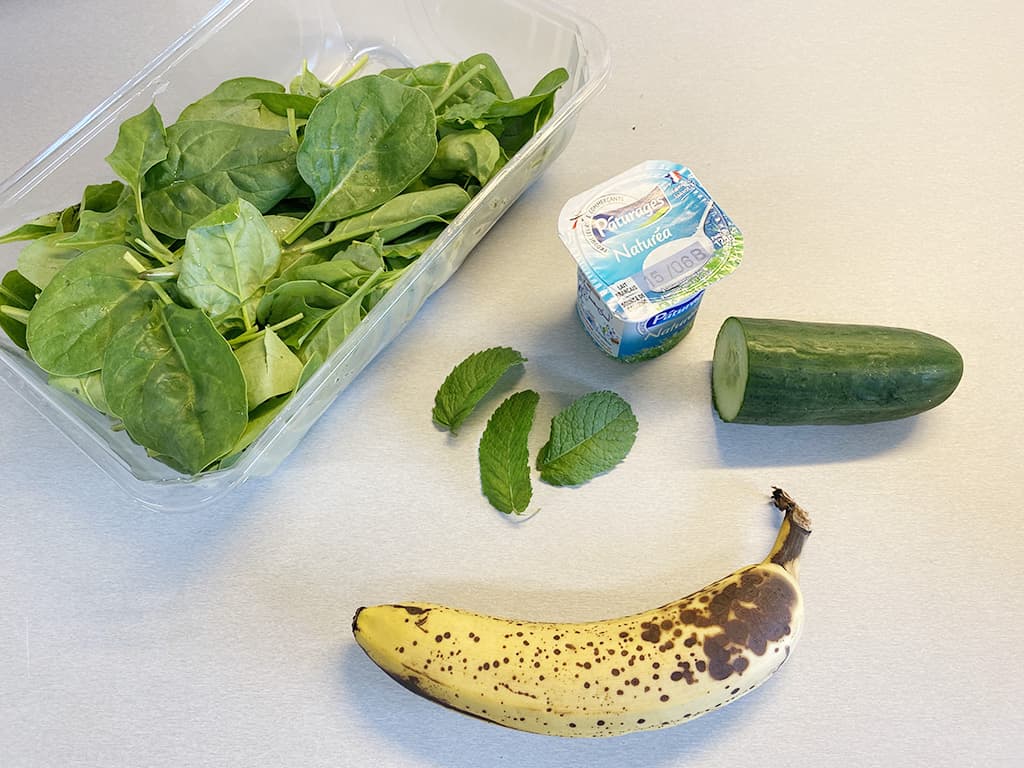 Groene smoothie met spinazie en banaan ingrediënten