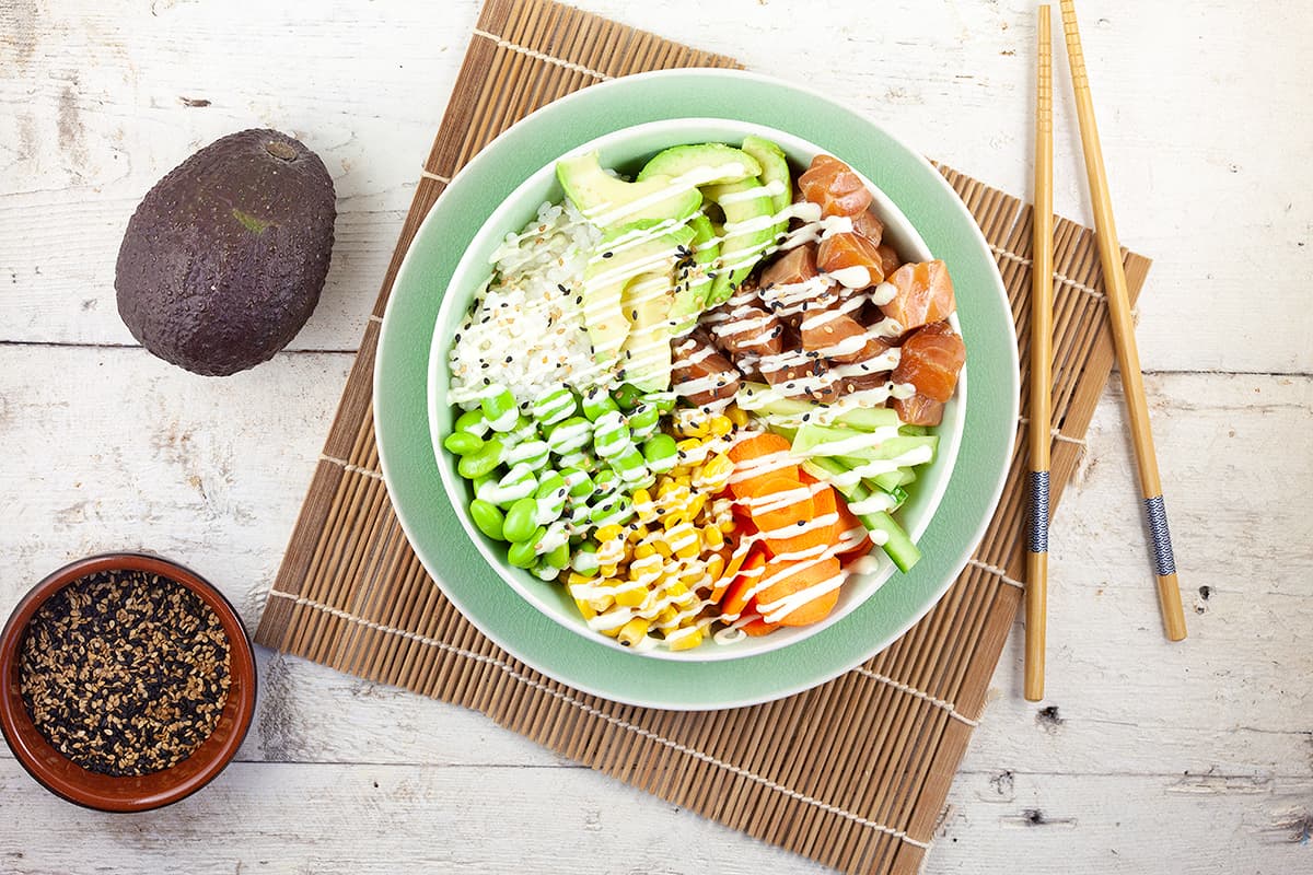 Leegte Krankzinnigheid oogsten Poké bowl met zalm en avocado recept - Ohmydish