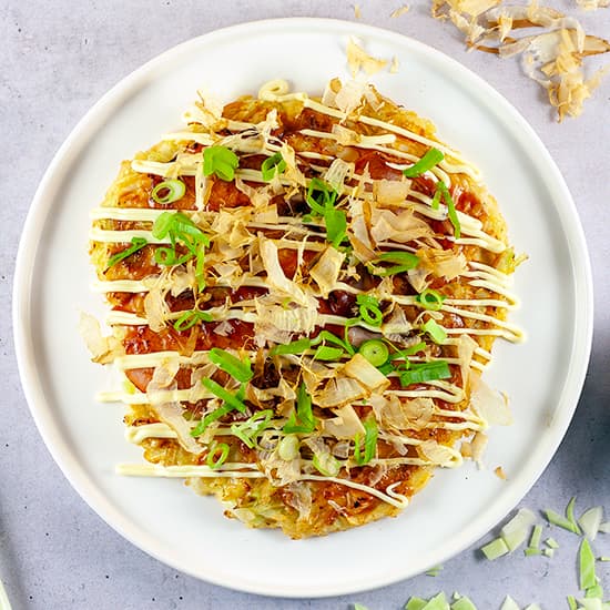 Okonomiyaki (Japanse hartige pannenkoek)