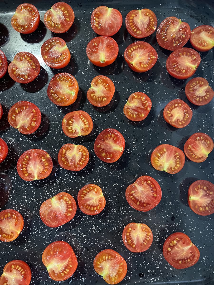 Tomaten op een ovenplaat