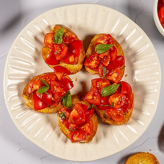 Bruschetta tomaat en basilicum