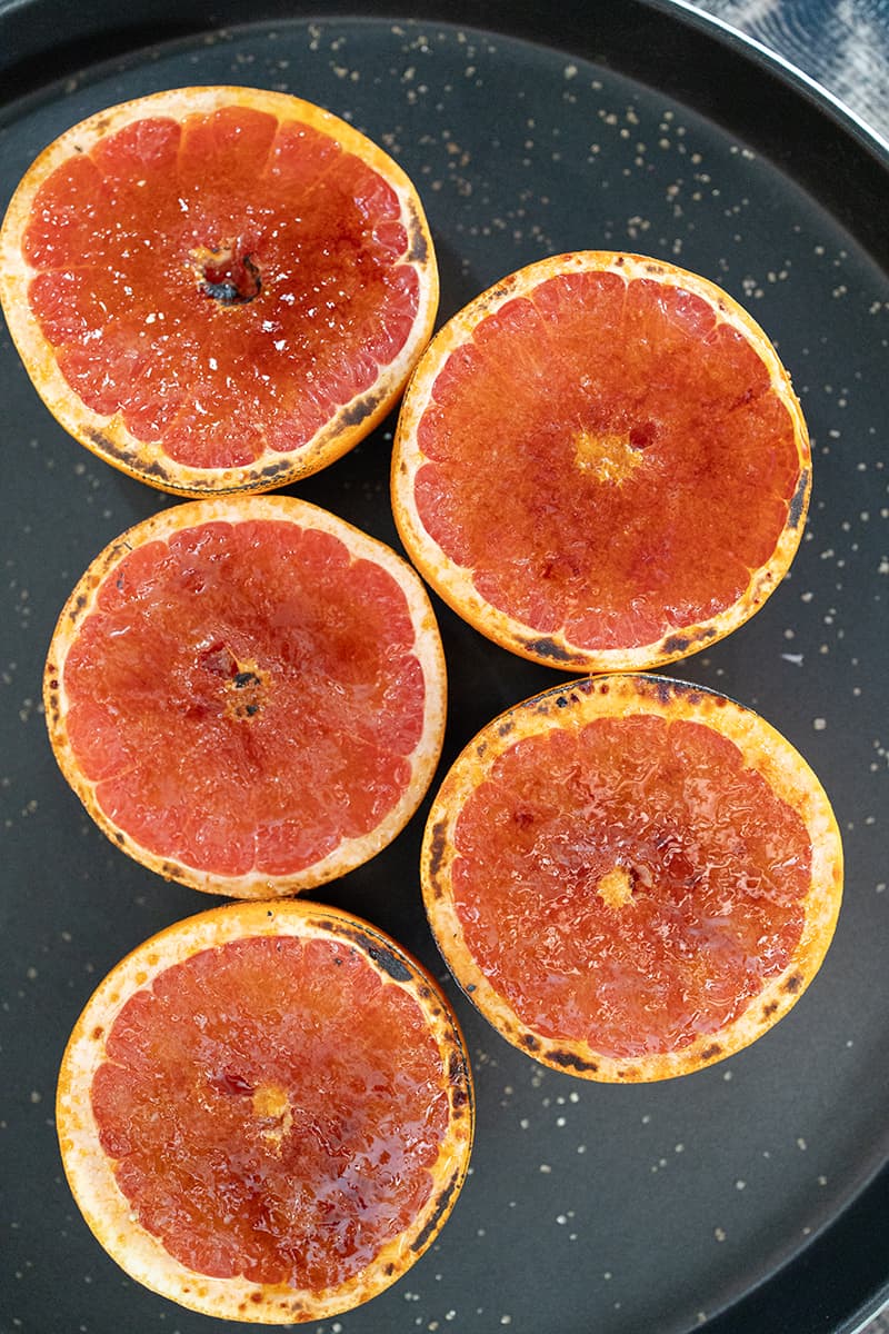 Opengesneden grapefruit met rietsuiker