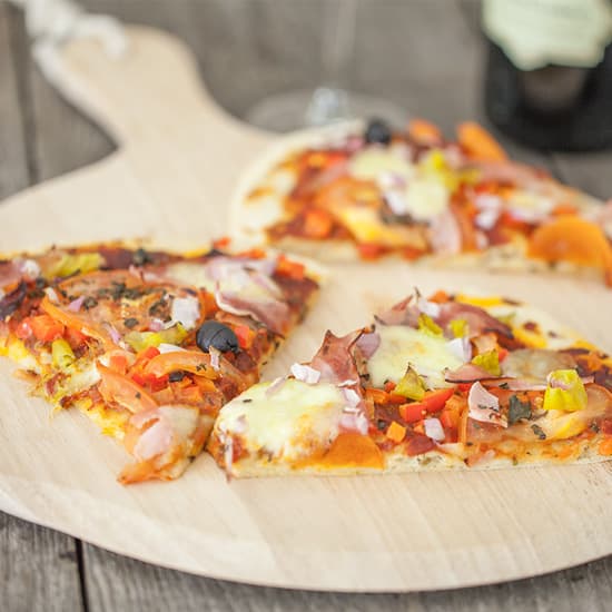 Mozzarella pizza met ham en paprika