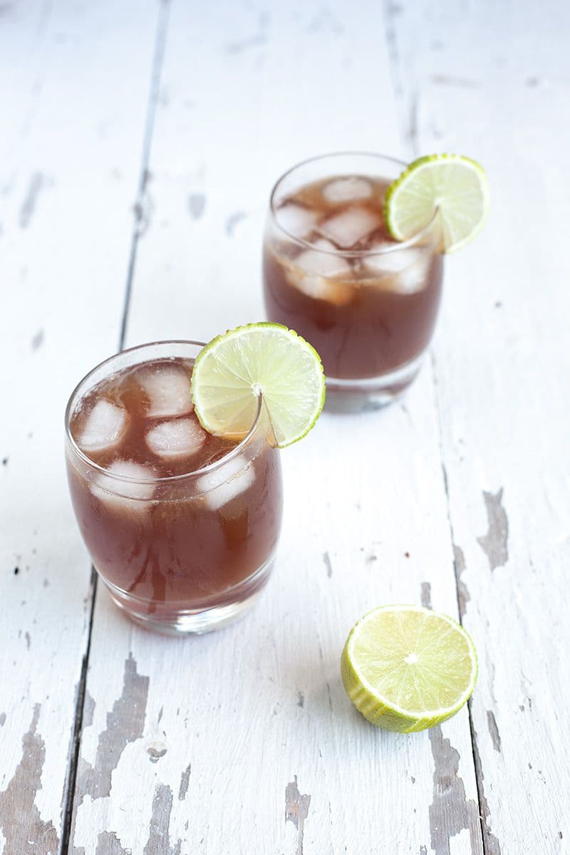 Rum, limoen en bruine suiker cocktail