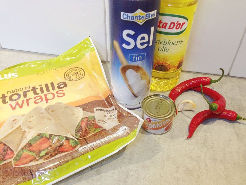 Tortillachips met rode peper dipsaus ingrediënten