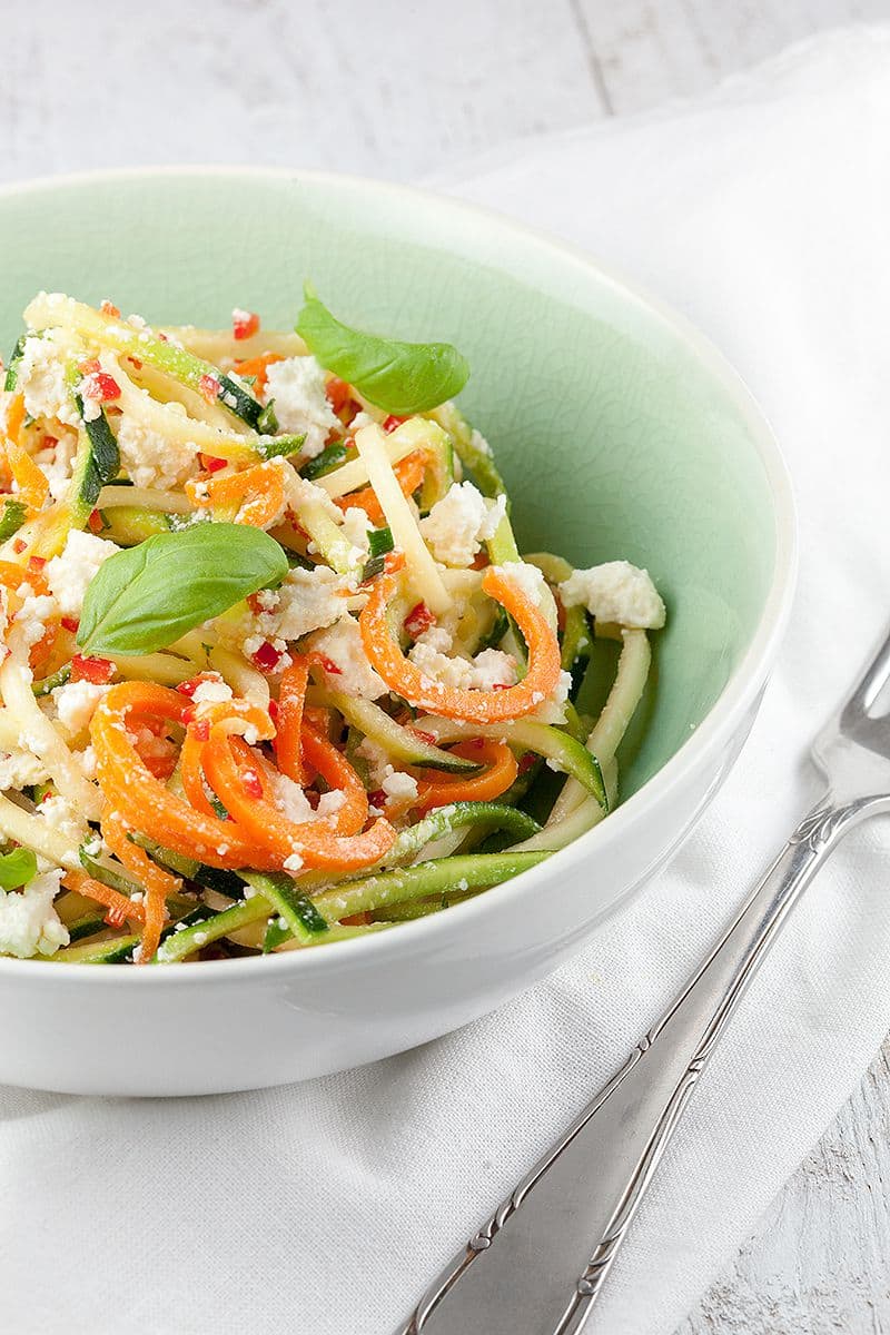 Courgette- en wortel spaghetti salade