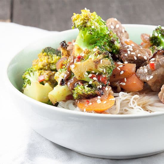 Rundvlees met broccoli en hoisinsaus uit de wok