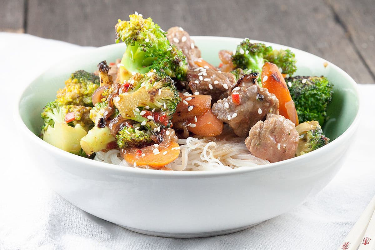 Rundvlees met broccoli en hoisinsaus uit de wok