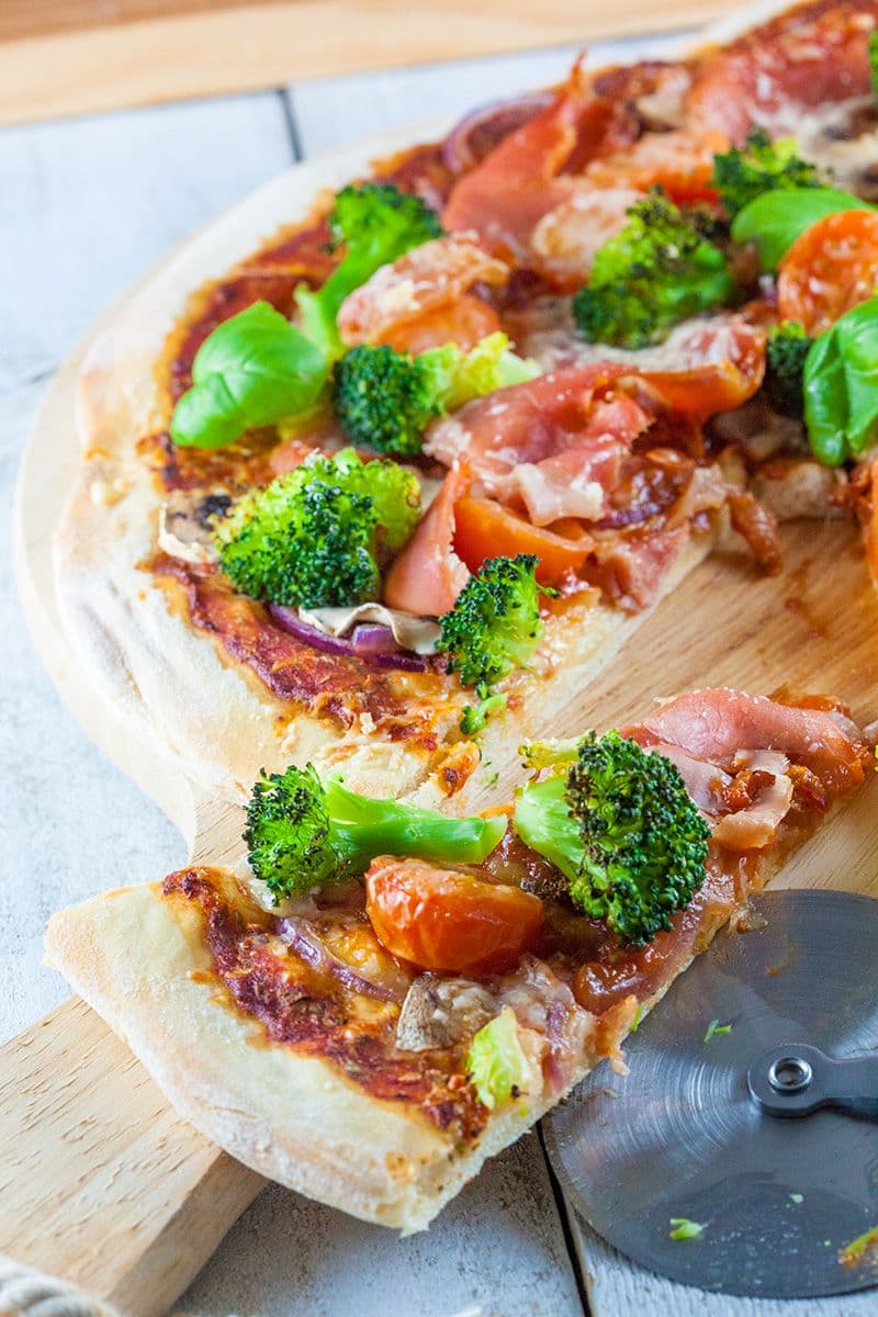 Serranoham, broccoli en basilicum pizza vierkant