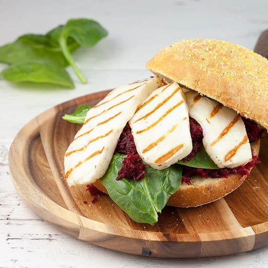 Sandwich met gegrilde halloumi kaas en rode bieten