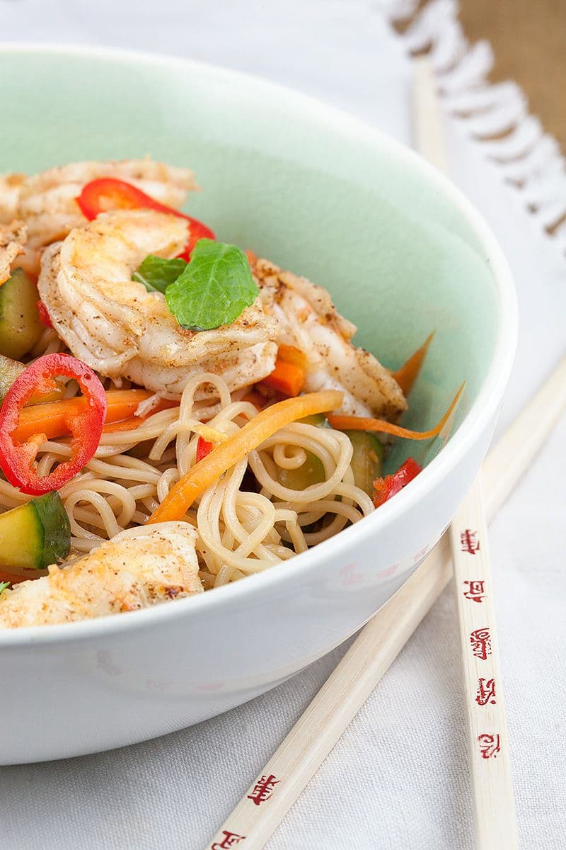 Aziatische noodle en gamba salade