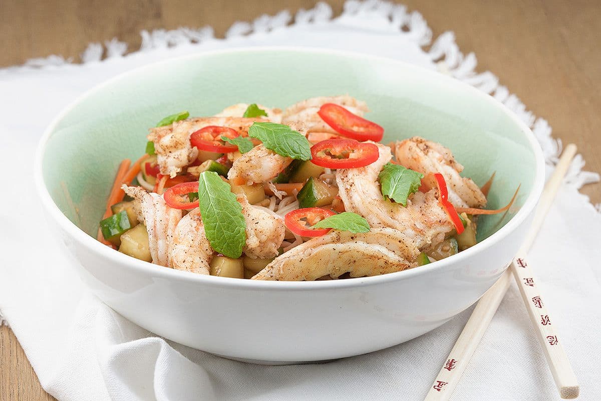 Aziatische noodle en gamba salade