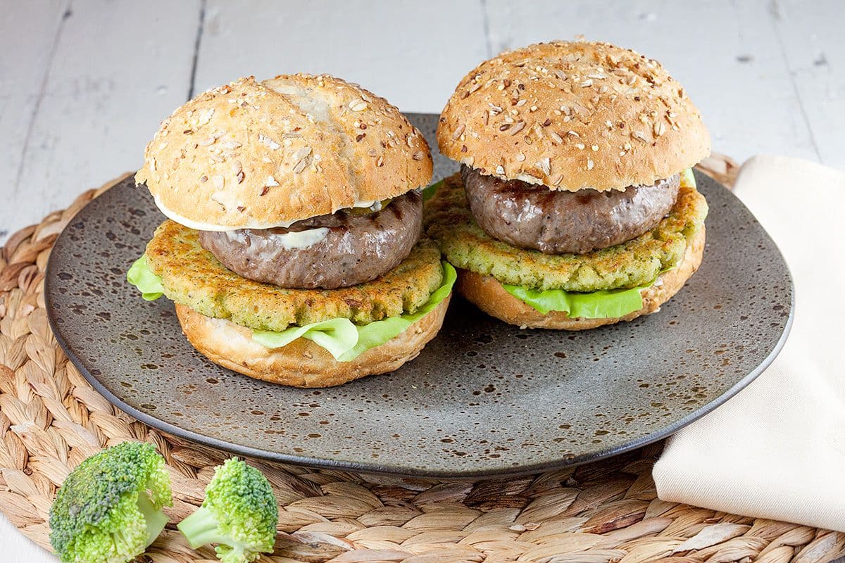 Broccoli en rundvlees hamburger
