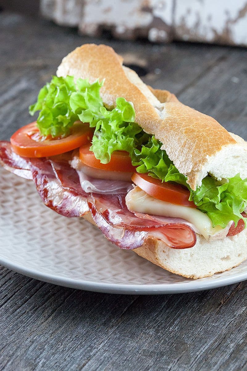 Warme Italiaanse sandwich met 3 soorten vlees en gesmolten kaas