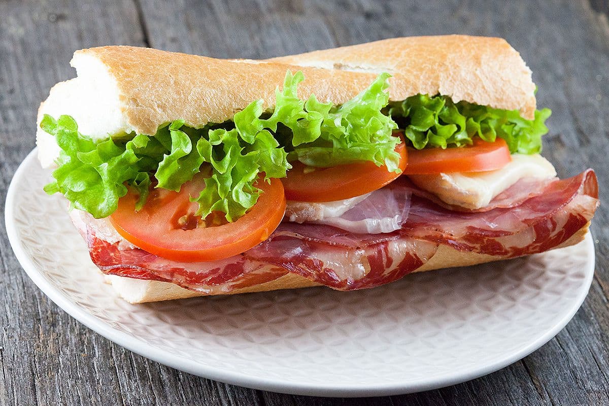 Italiaanse sandwich met 3 soorten vlees