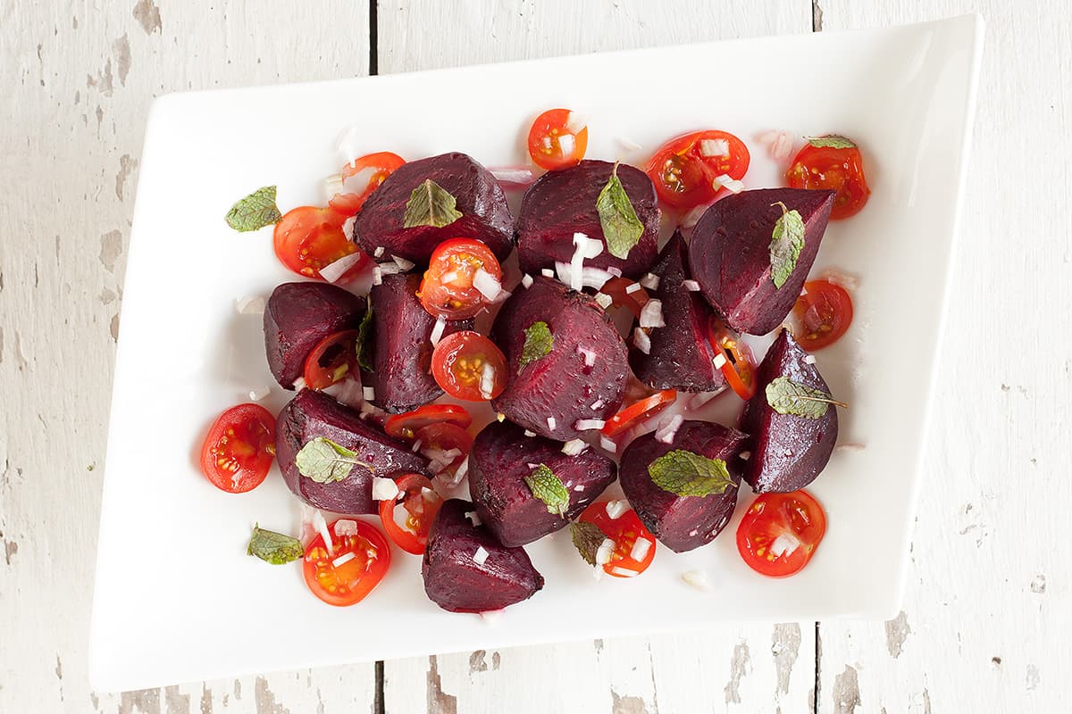 Geroosterde rode bieten salade met tomaat