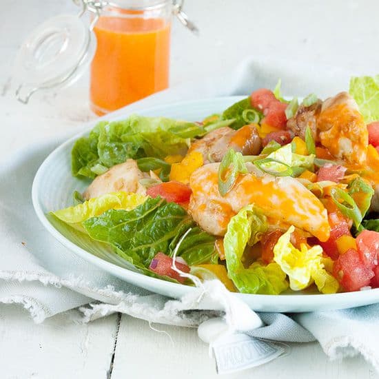 Salade met gemarineerde kippendijen en watermeloen