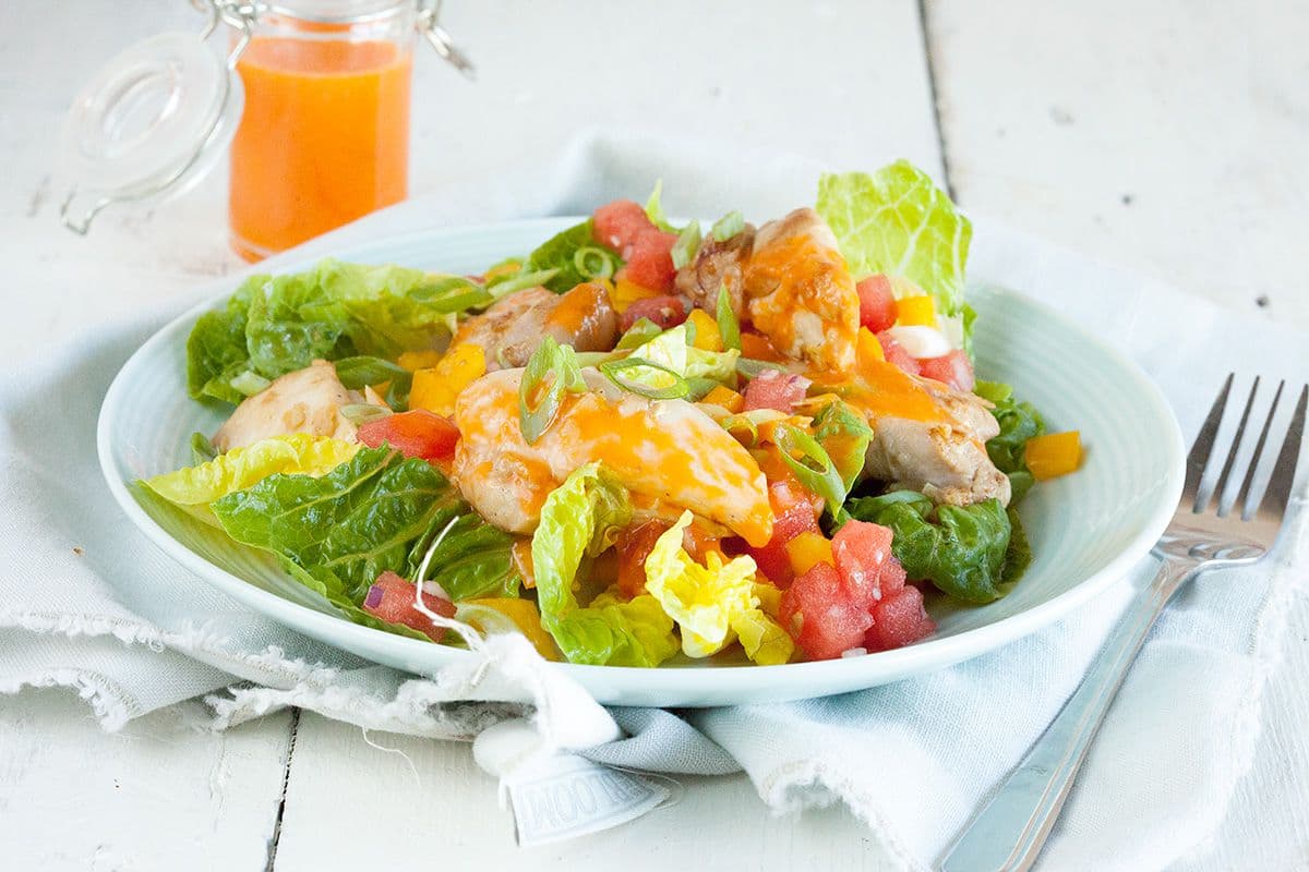 Salade met gemarineerde kippendijen en watermeloen