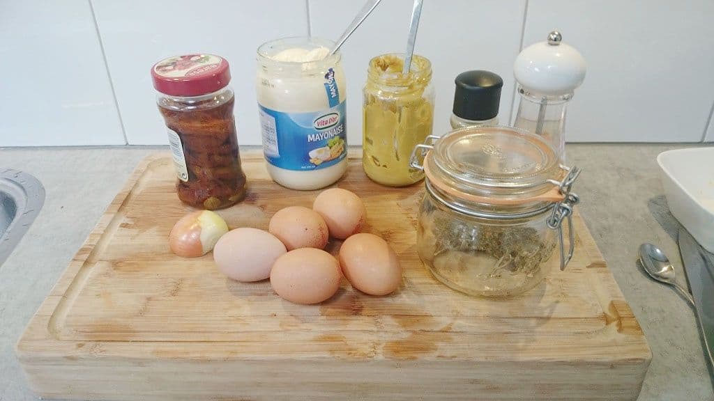 Gevulde eieren met zongedroogde tomaten ingrediënten