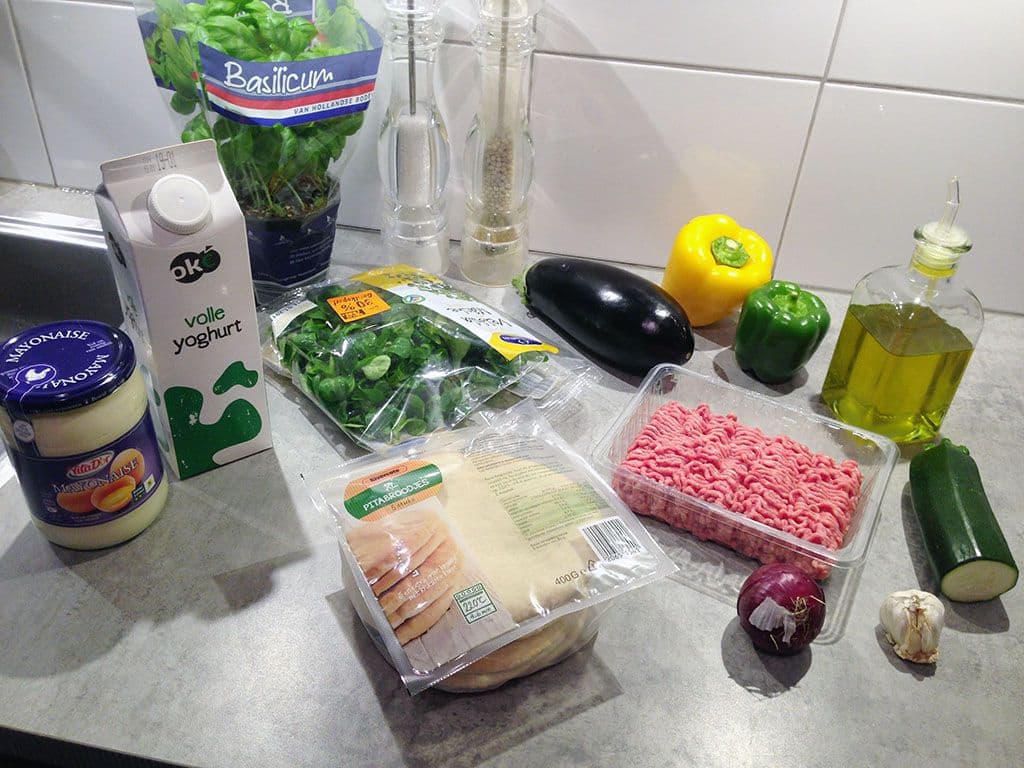 Pitabroodjes met gehakt en aubergine Ingrediënten