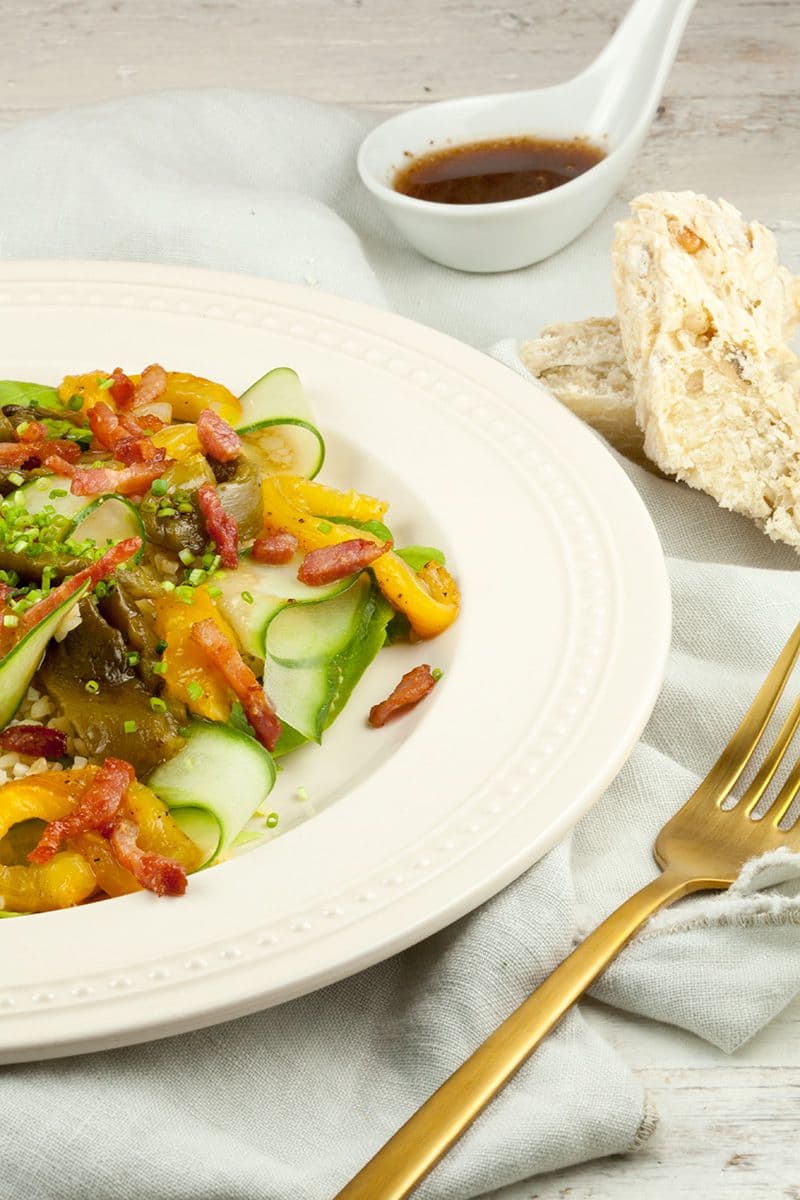Salade met bulgur en geroosterde paprika's