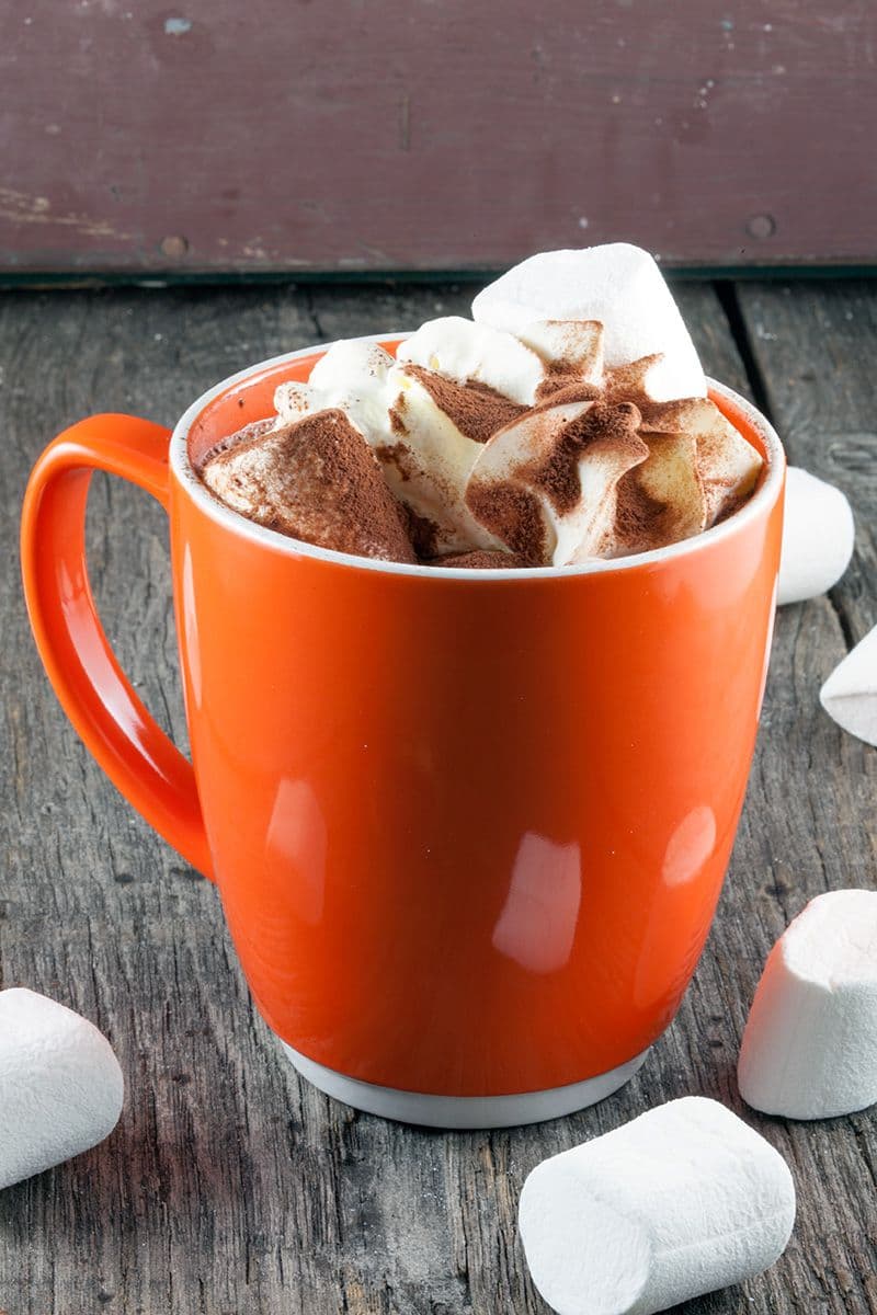Warme chocolademelk met rum en marshmallows
